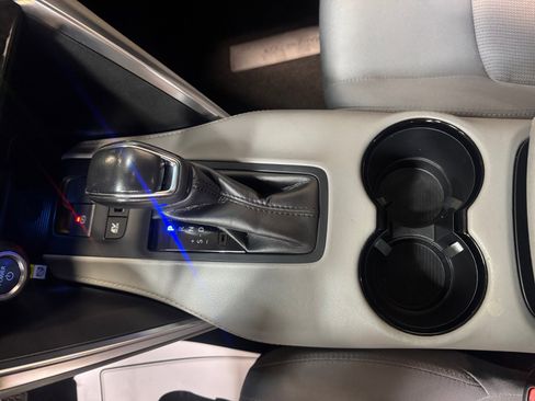 Used 2021 Toyota Venza LE w/ Carpet Mat Package (TMS) image 15