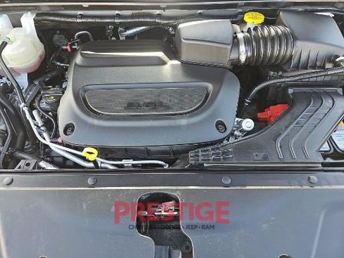 Used 2025 Chrysler Pacifica Limited FWD image 25