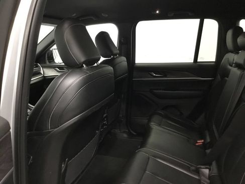 Used 2024 Jeep Grand Cherokee Limited AWD/4WD image 11