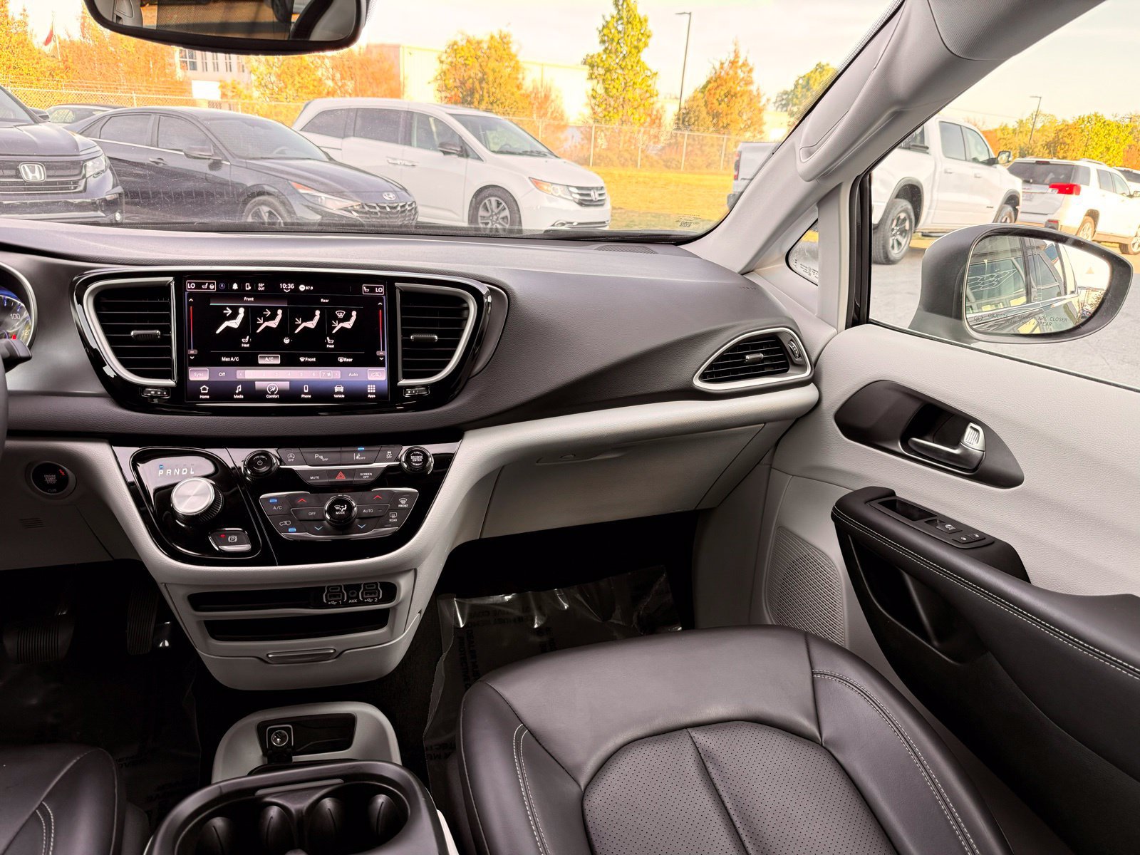 Used 2023 Chrysler Pacifica Touring-L FWD image 33