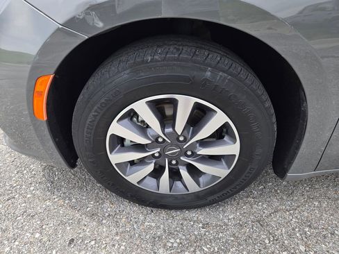 Used 2021 Chrysler Pacifica Touring-L FWD image 10