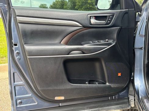 Used 2019 Toyota Highlander Limited Platinum FWD image 28