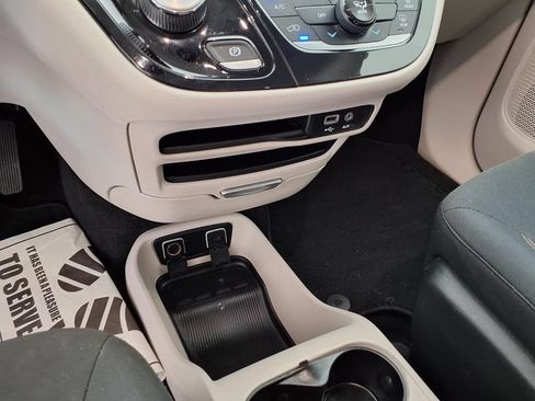 Used 2017 Chrysler Pacifica Touring FWD image 10