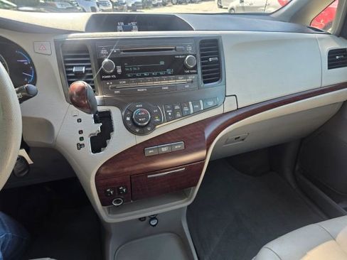 Used 2013 Toyota Sienna XLE FWD image 16