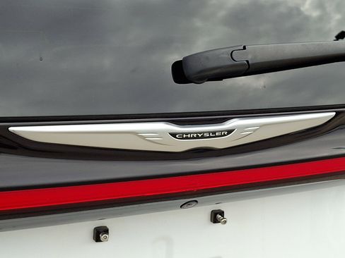 Used 2024 Chrysler Pacifica Touring-L image 33