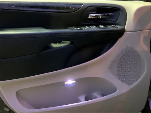 Used 2018 Dodge Grand Caravan SE w/ UConnect Hands-Free Group image 20