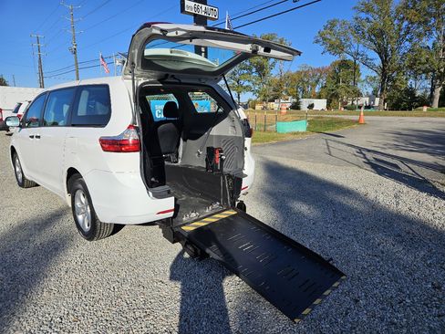 Used 2016 Toyota Sienna L image 11