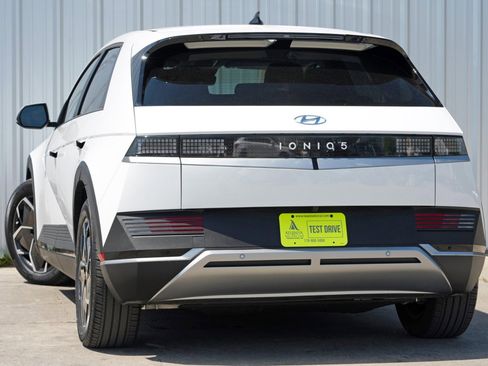 Used 2024 Hyundai Ioniq 5 SE image 5