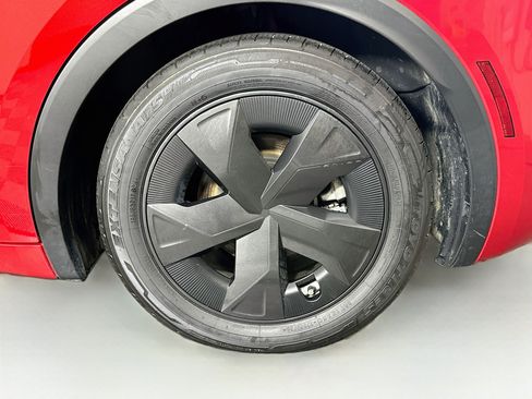 Used 2025 Toyota Prius LE FWD image 11