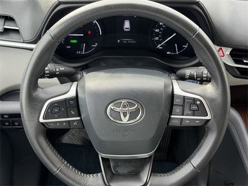 Certified 2024 Toyota Sienna XLE image 11