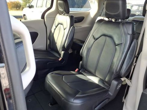 Used 2024 Chrysler Pacifica Touring-L image 25