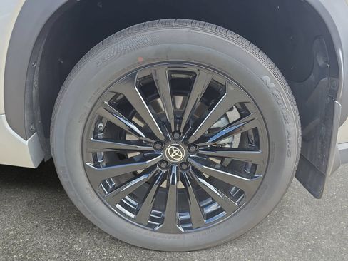 Used 2023 Toyota Highlander XSE FWD image 32