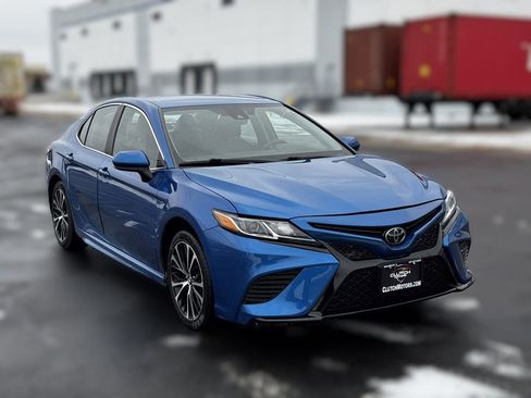 Used 2018 Toyota Camry SE image 3