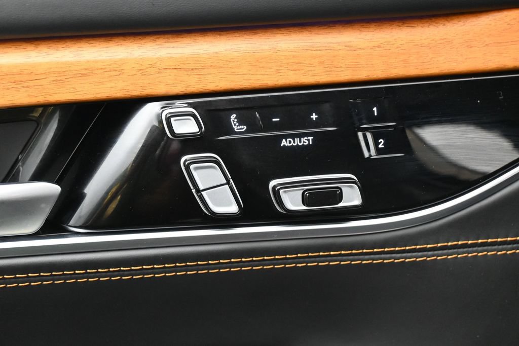 Used 2022 Jeep Grand Wagoneer Series III AWD/4WD image 13