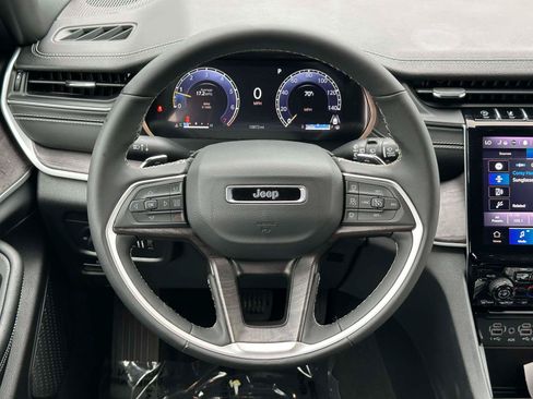 Used 2025 Jeep Grand Cherokee Limited AWD/4WD image 12