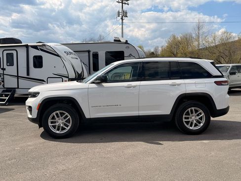 Used 2023 Jeep Grand Cherokee Laredo AWD/4WD image 8