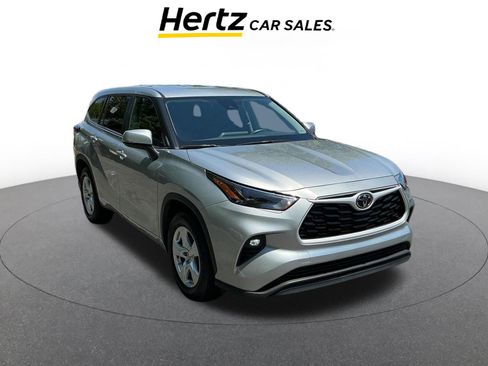 Used 2025 Toyota Highlander LE FWD image 1