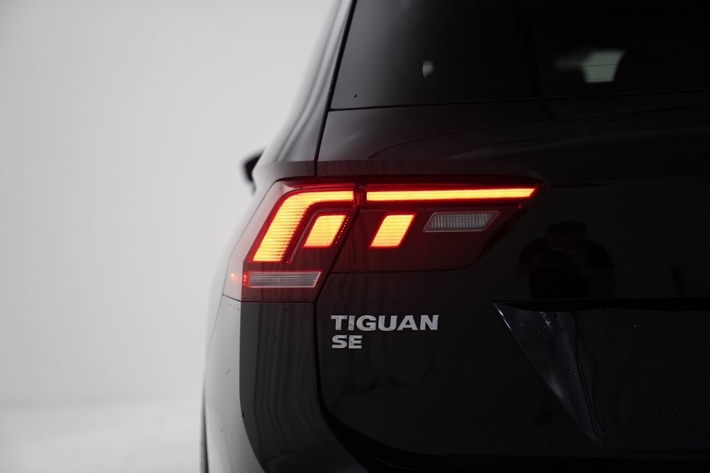 Used 2021 Volkswagen Tiguan SE R-Line AWD/4WD image 46