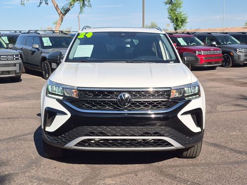 Used 2024 Volkswagen Taos SE w/ Panoramic Sunroof Package AWD/4WD image 2
