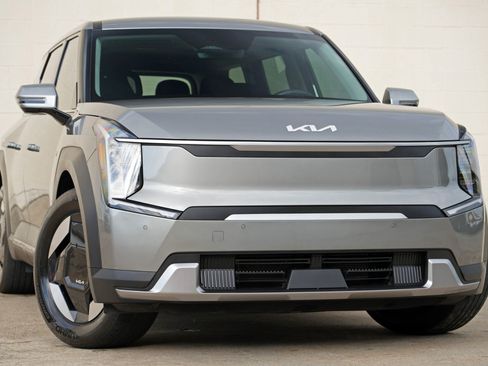 Used 2024 Kia EV9 Light Long Range RWD image 2
