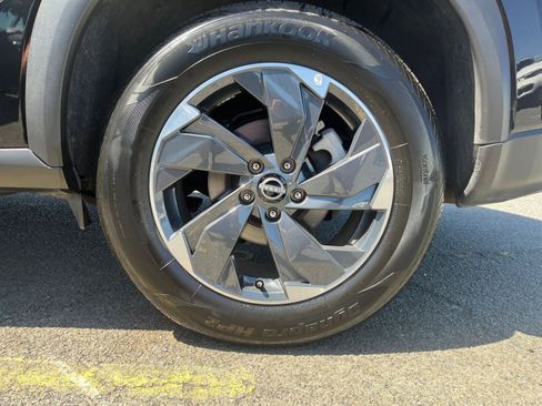 Used 2025 Nissan Rogue SV image 32