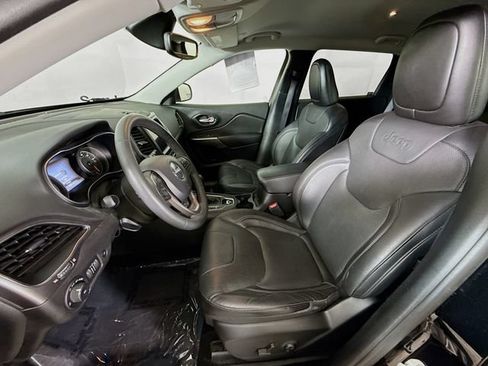 Used 2021 Jeep Cherokee Latitude Lux w/ Comfort/Convenience Group AWD/4WD image 19