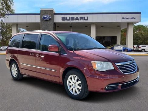 Used 2013 Chrysler Town & Country Touring image 8