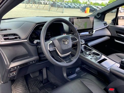 Used 2025 Toyota Sienna XLE Woodland Edition image 17