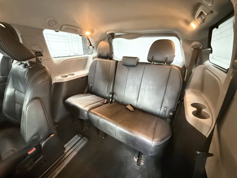Used 2017 Toyota Sienna SE Premium image 22