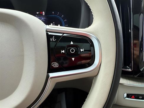 Used 2023 Volvo XC60 B5 Plus w/ Protection Package Premier image 17