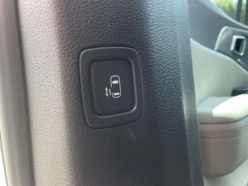 Used 2023 Kia Carnival LX FWD image 15