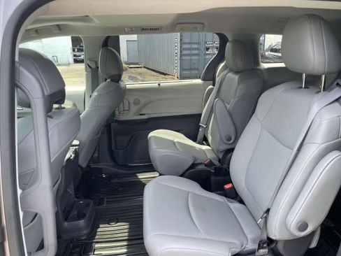 Used 2022 Toyota Sienna XLE image 11