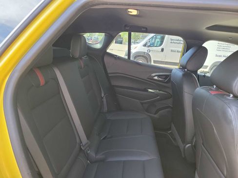 Used 2025 Chevrolet Trax RS w/ Sunroof Package FWD image 17