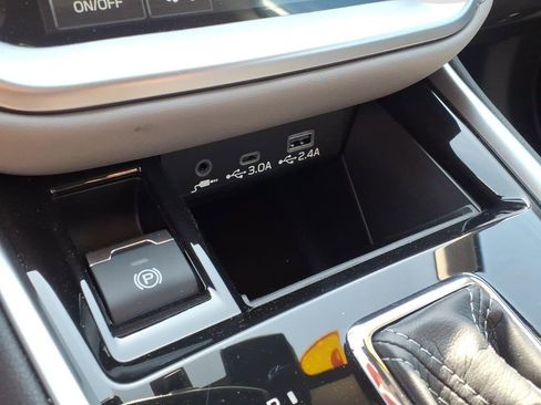 Used 2025 Subaru Outback Premium w/ Popular Package #1A AWD/4WD image 18