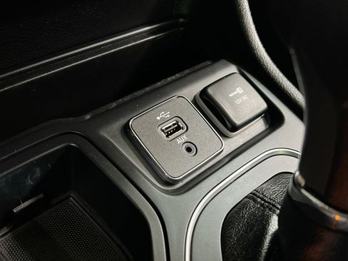 Used 2019 Jeep Cherokee Latitude w/ Popular Appearance Group image 34