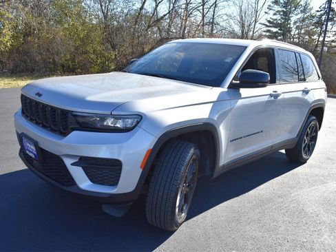 Used 2024 Jeep Grand Cherokee Altitude image 10