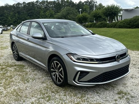 Used 2025 Volkswagen Jetta SE FWD image 3