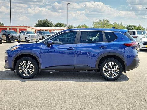 Used 2023 Nissan Rogue SV image 2