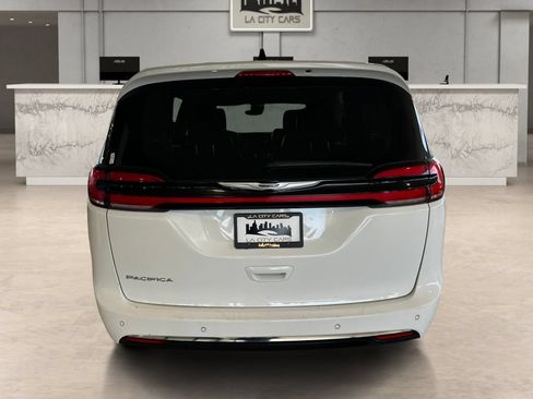 Used 2024 Chrysler Pacifica Touring-L FWD image 4