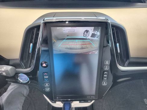 Used 2018 Toyota Prius Four FWD image 17