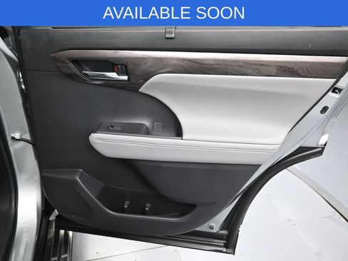 Used 2022 Toyota Highlander Limited AWD/4WD image 36