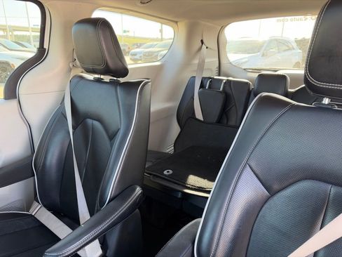 Used 2023 Chrysler Pacifica Limited image 10
