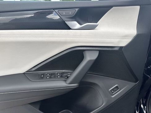 Used 2025 Volkswagen Tiguan SE image 22