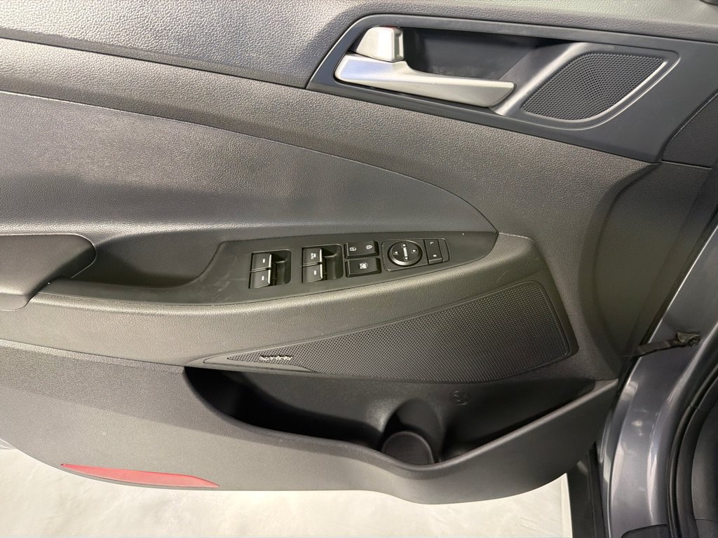 Used 2021 Hyundai Tucson Limited w/ Cargo Package AWD/4WD image 11
