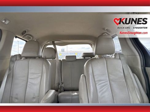 Used 2012 Toyota Sienna XLE image 29