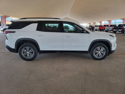 Used 2025 Chevrolet Traverse LT FWD image 6