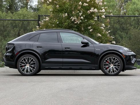 Used 2025 Porsche Macan 4S Electric AWD/4WD image 8