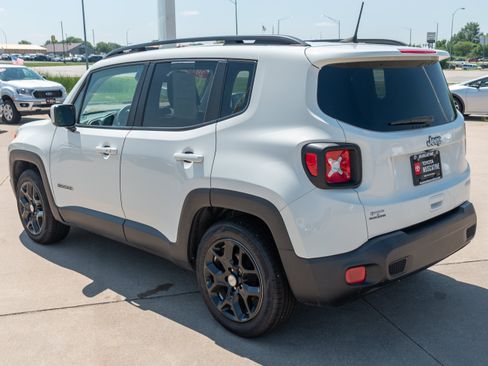 Used 2018 Jeep Renegade Latitude FWD image 16
