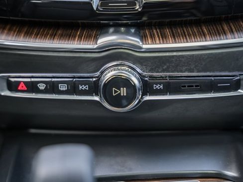 Certified 2022 Volvo XC60 B5 Momentum w/ Climate Package image 22