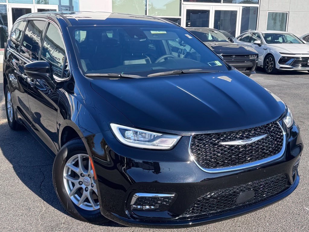 Used 2025 Chrysler Pacifica Select FWD image 1